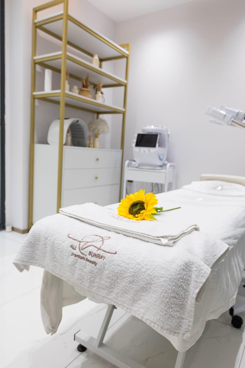 AllSunray logolu işlemeli havlu ve üzerinde ayçiçeği detayı