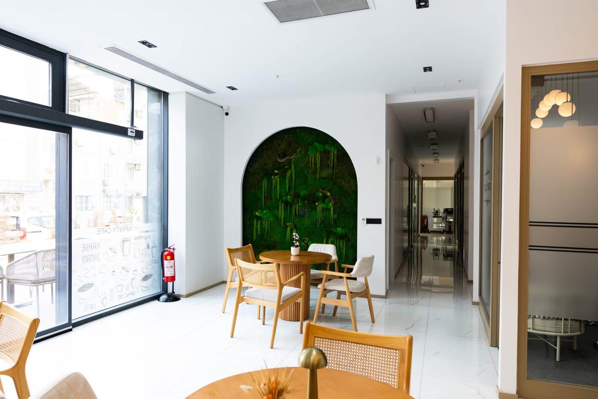 Salonun cam cepheli girişinden kafe alanına bakış