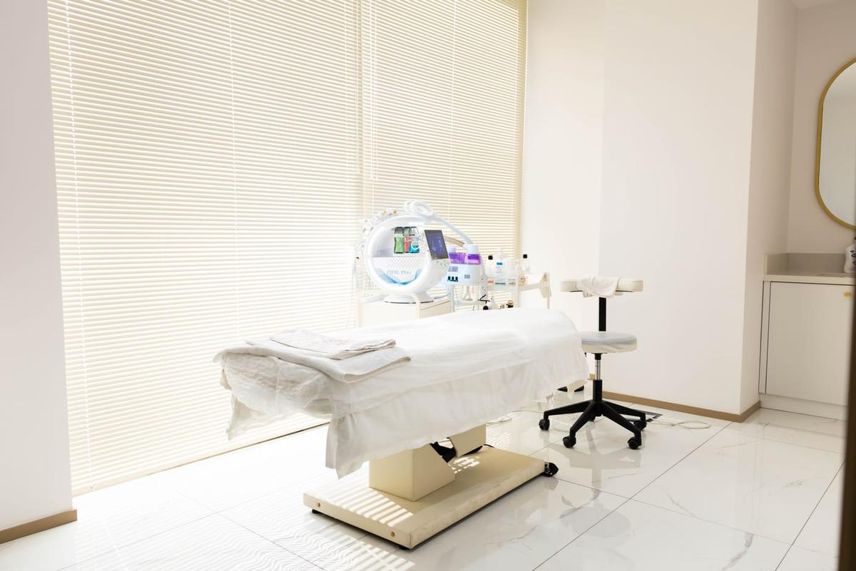 Kore cilt bakımında kullanılan hydrafacial cihazı ve uygulama yatağı