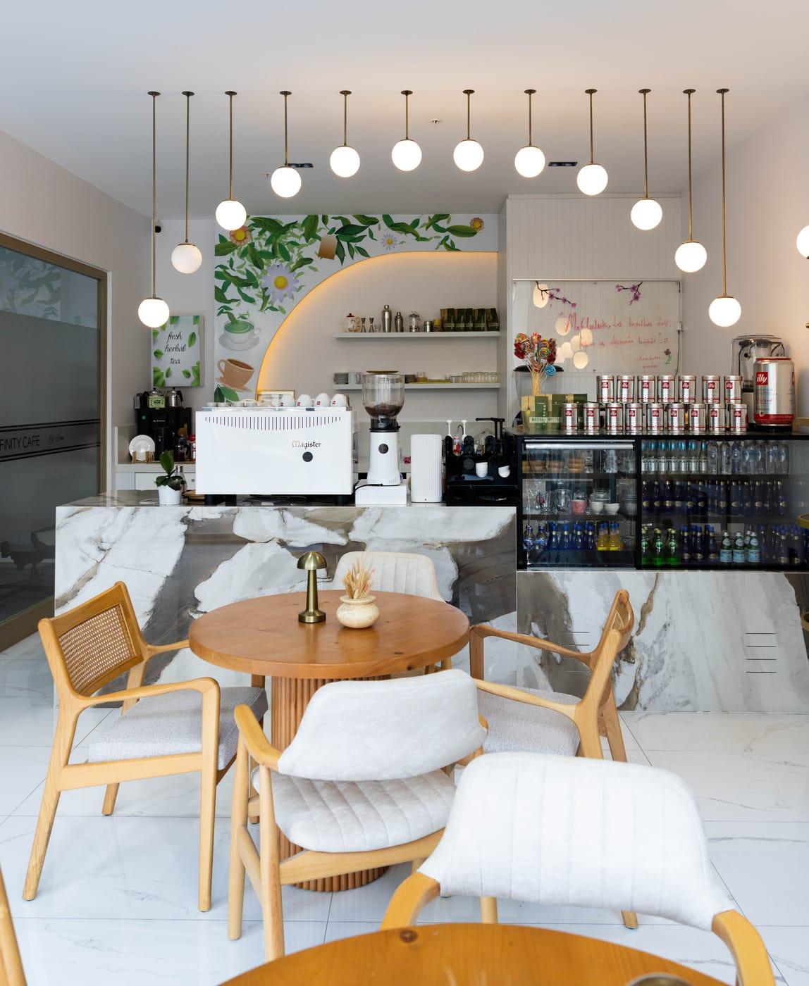 Kafe barının ve oturma düzeninin yakın görünümü