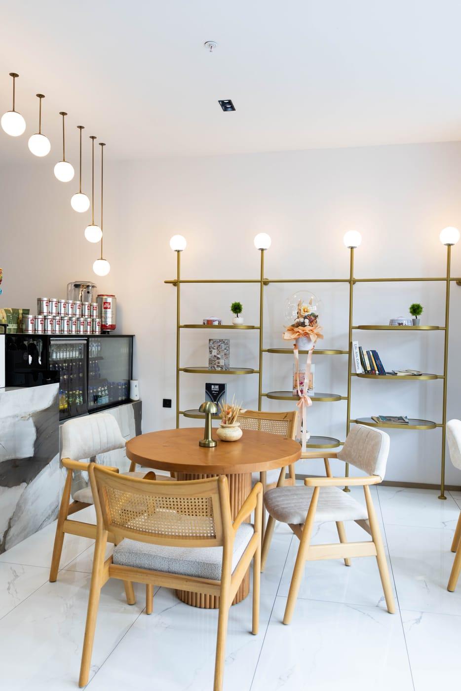 Kafe alanındaki içecek dolabı ve sergileme rafları