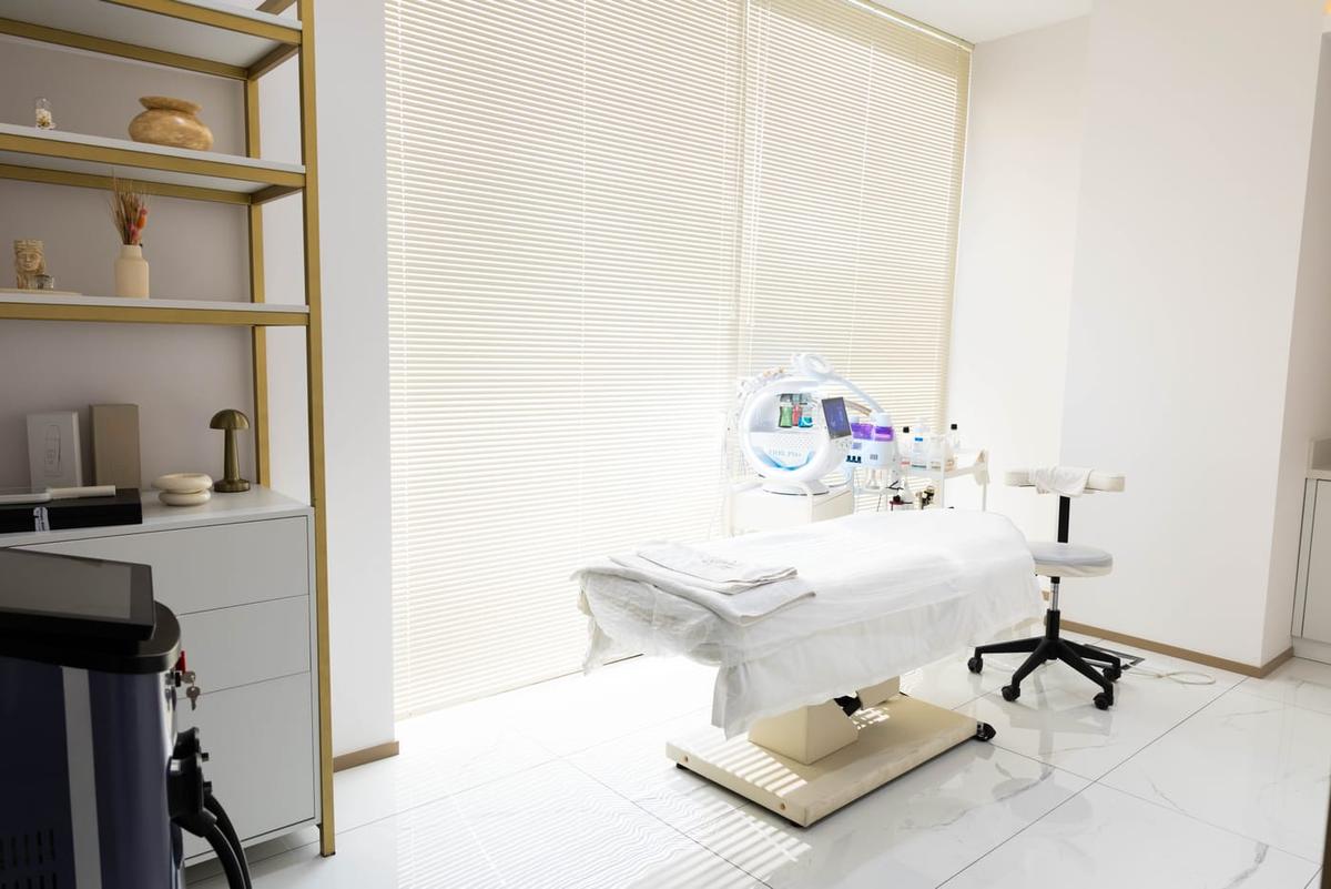 Kore cilt bakımı uygulama odası; hydrafacial cihazı ve beyaz bakım yatağı