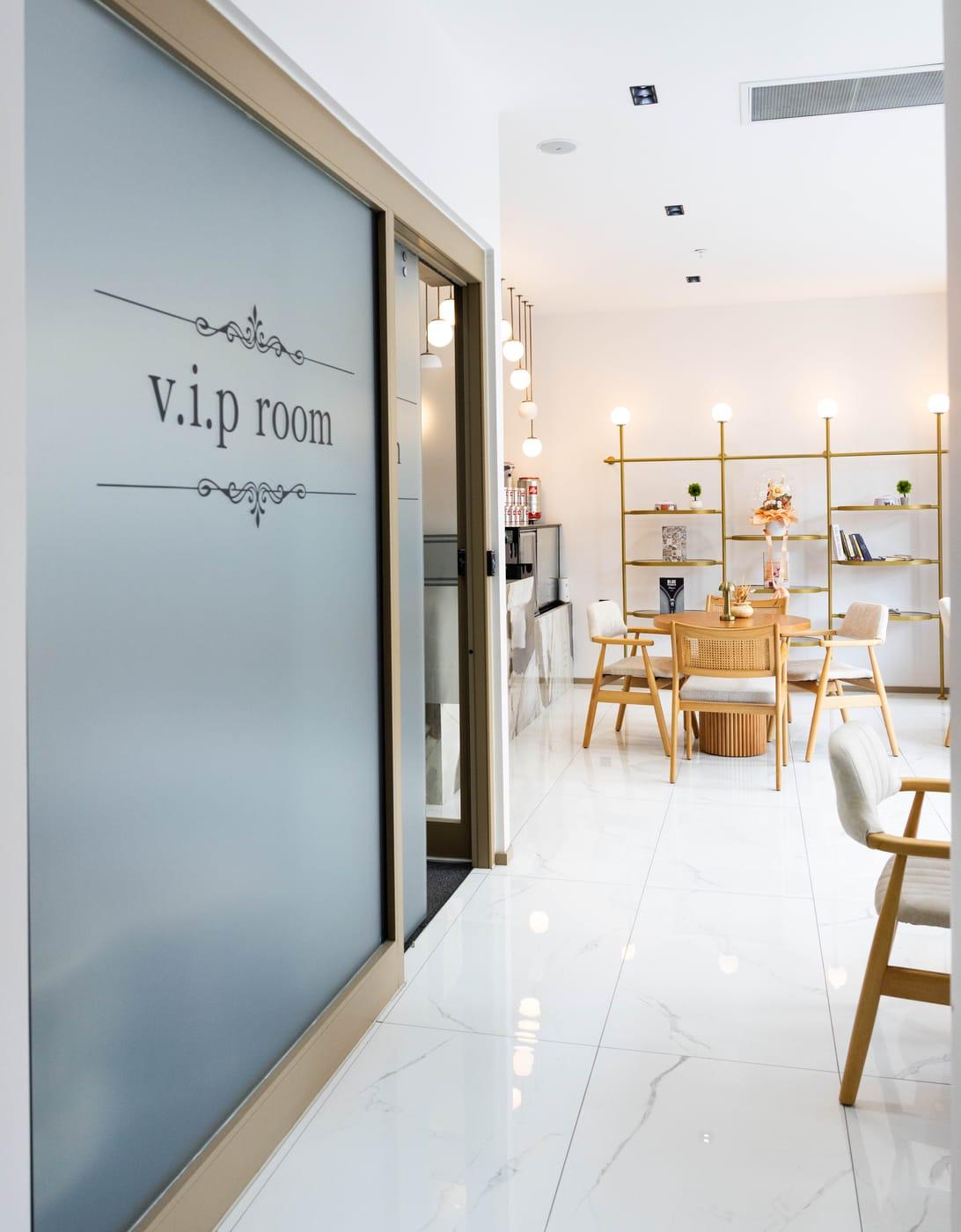 VIP odanın buzlu cam bölmesi ve iç düzeni
