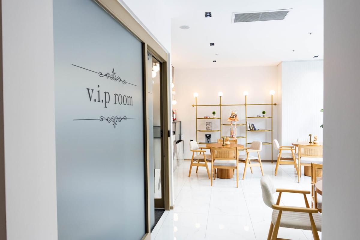 Buzlu cam üzerinde v.i.p room yazısı bulunan özel misafir alanı
